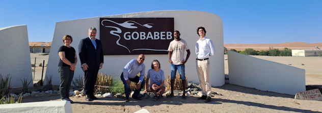 l-ambassadeur-de-france-visite-la-station-du-lisa-a-gobabeb-en-namibie
